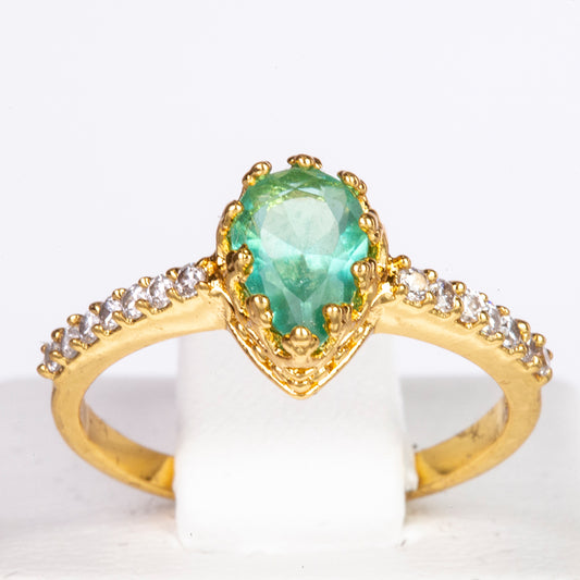 Ring aus goldplattierterr Legierung mit grünem Emporia® Kristall und weißem Emporia® Kristall