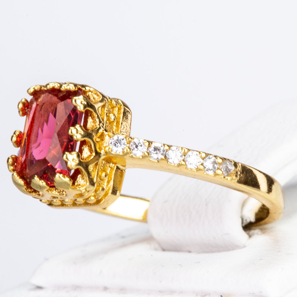 Ring aus goldplattierterr Legierung mit rotem Emporia®-Kristall und weißem Emporia® Kristall