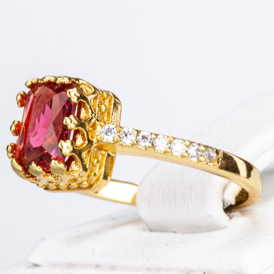 Ring aus goldplattierterr Legierung mit rotem Emporia®-Kristall und weißem Emporia® Kristall