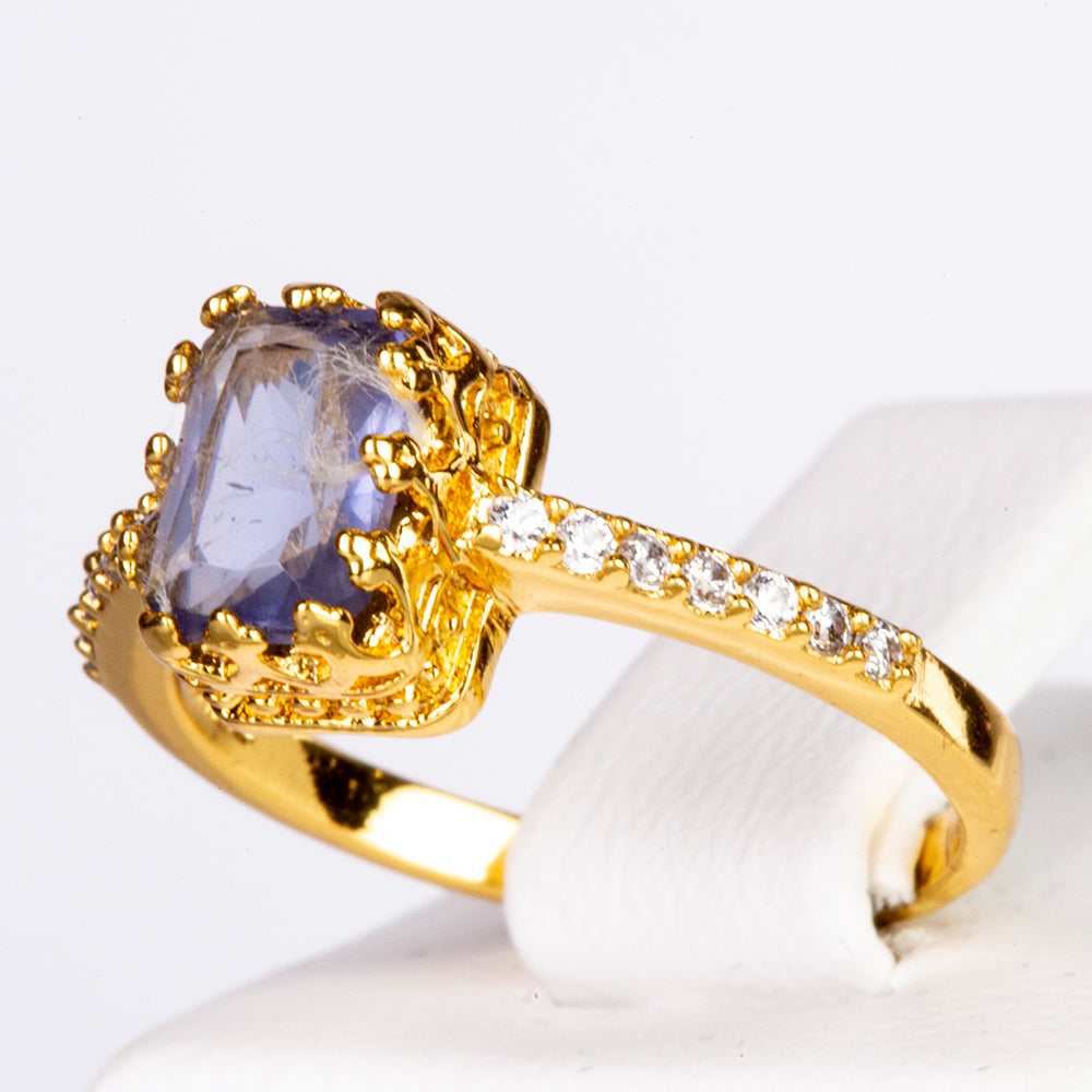 Ring aus goldplattierterr Legierung mit blauem Emporia®-Kristall und weißem Emporia® Kristall 2 
