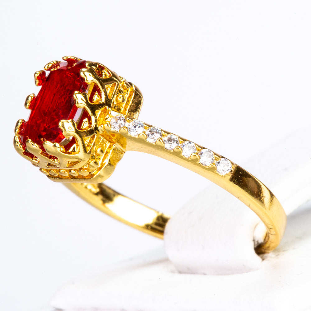 Ring aus goldplattierterr Legierung mit rotem Emporia®-Kristall und weißem Emporia® Kristall