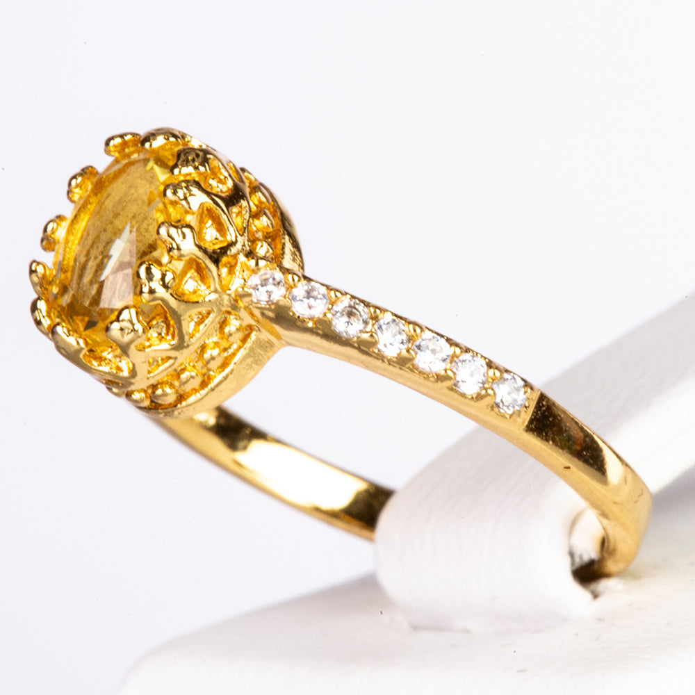 Ring aus goldplattierterr Legierung mit gelbem Emporia®-Kristall und weißem Emporia® Kristall 2 