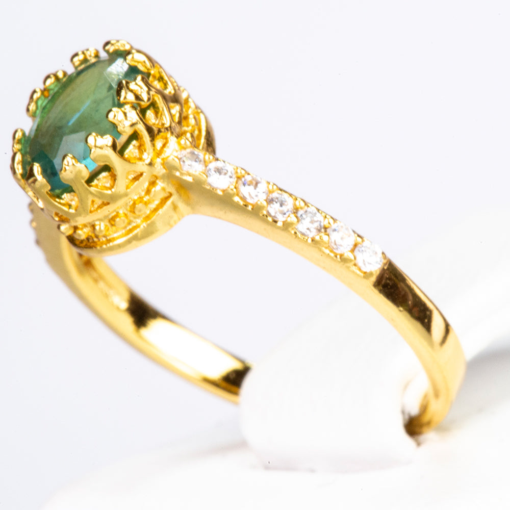 Ring aus goldplattierterr Legierung mit grünem Emporia® Kristall und weißem Emporia® Kristall 2 