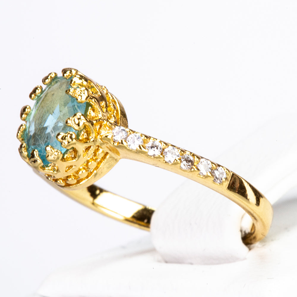 Ring aus goldplattierterr Legierung mit blauem Emporia®-Kristall und weißem Emporia® Kristall