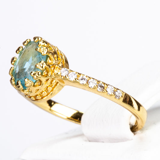Ring aus goldplattierterr Legierung mit blauem Emporia®-Kristall und weißem Emporia® Kristall