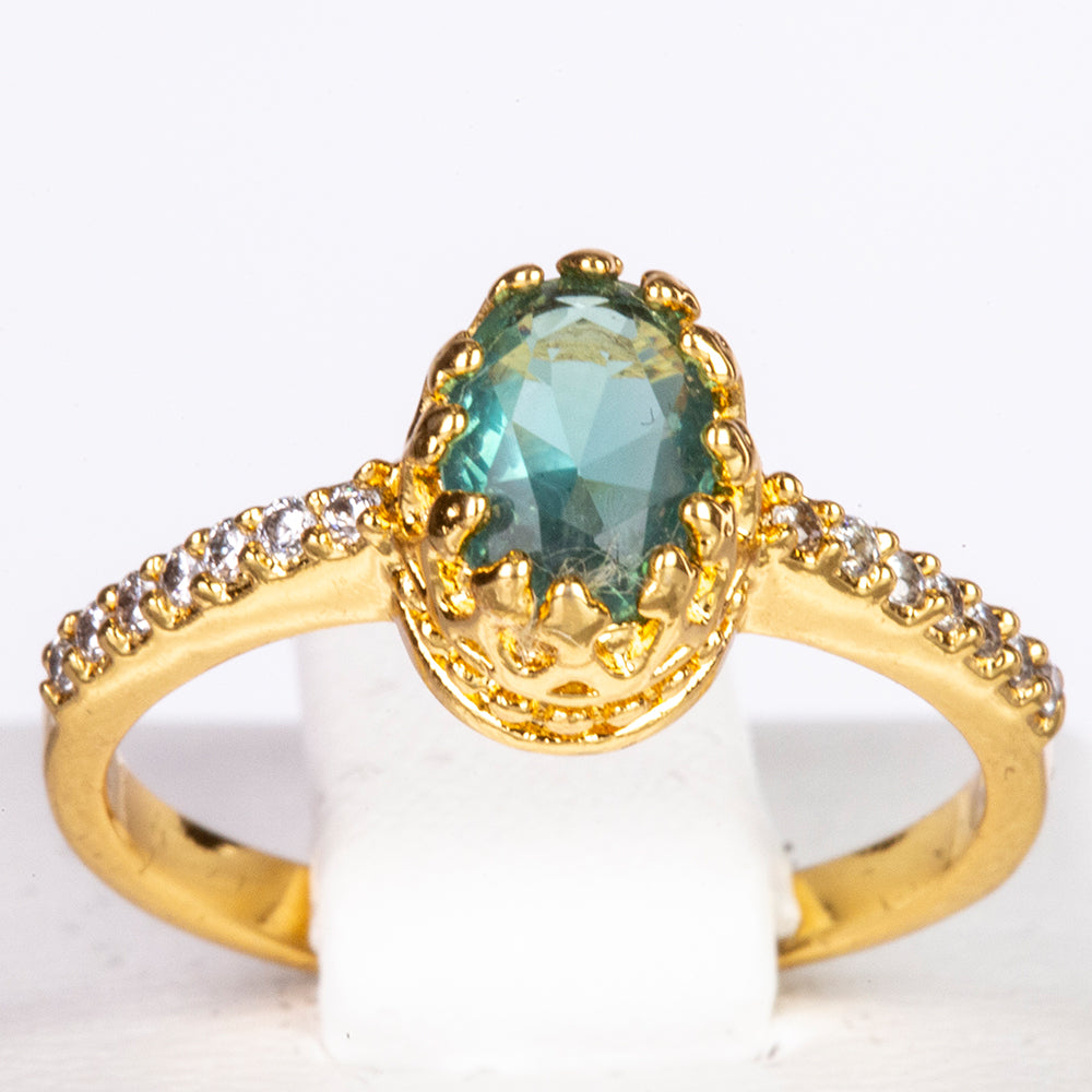 Ring aus goldplattierterr Legierung mit grünem Emporia® Kristall und weißem Emporia® Kristall 1 