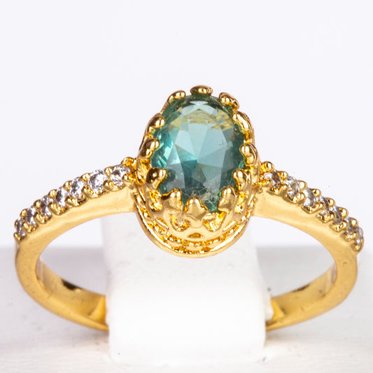 Ring aus goldplattierterr Legierung mit grünem Emporia® Kristall und weißem Emporia® Kristall