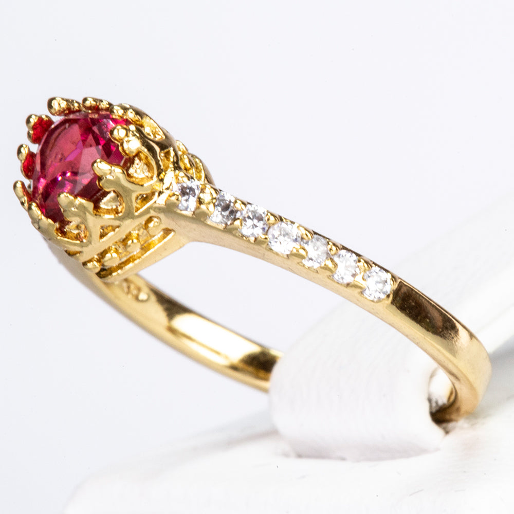 Ring aus goldplattierterr Legierung mit rotem Emporia®-Kristall und weißem Emporia® Kristall