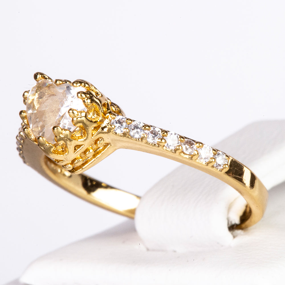 Ring aus goldplattierterr Legierung mit weißem Emporia® Kristall