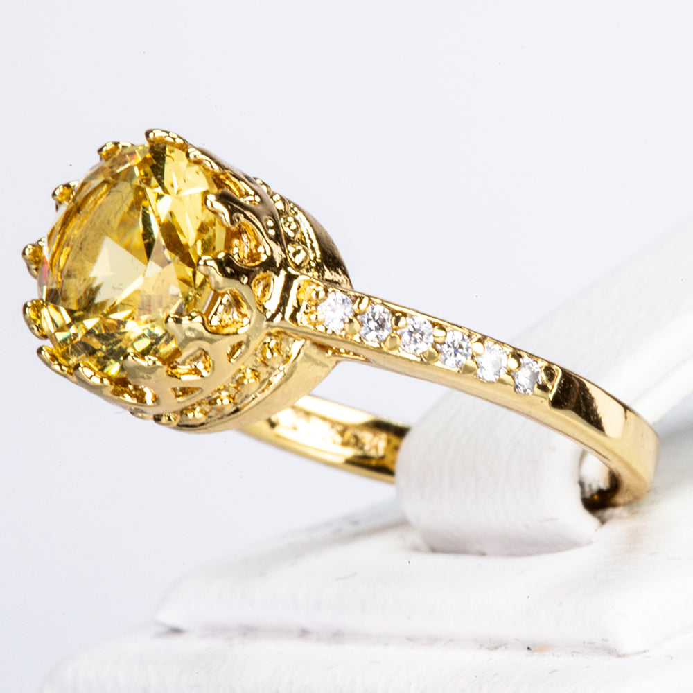 Ring aus goldplattierterr Legierung mit gelbem Emporia®-Kristall und weißem Emporia® Kristall 2 