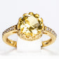 Ring aus goldplattierterr Legierung mit gelbem Emporia®-Kristall und weißem Emporia® Kristall