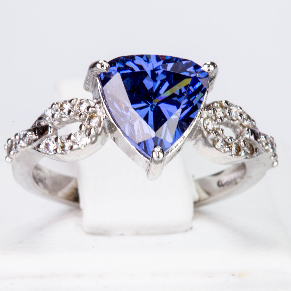 Ring aus goldplattierterr Legierung mit blauem Emporia®-Kristall