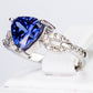 Ring aus goldplattierterr Legierung mit blauem Emporia®-Kristall