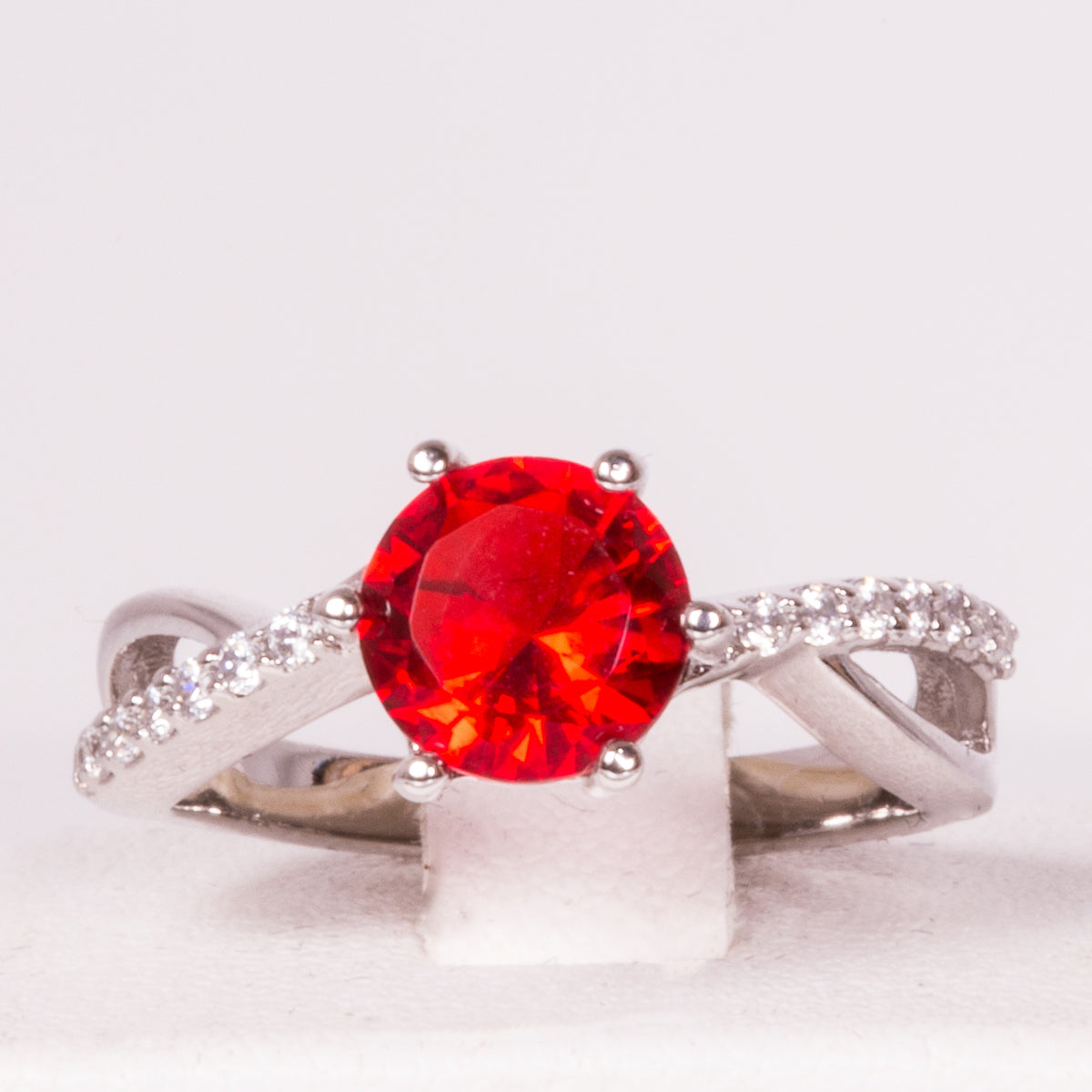 Ring aus goldplattierterr Legierung mit rotem Emporia®-Kristall