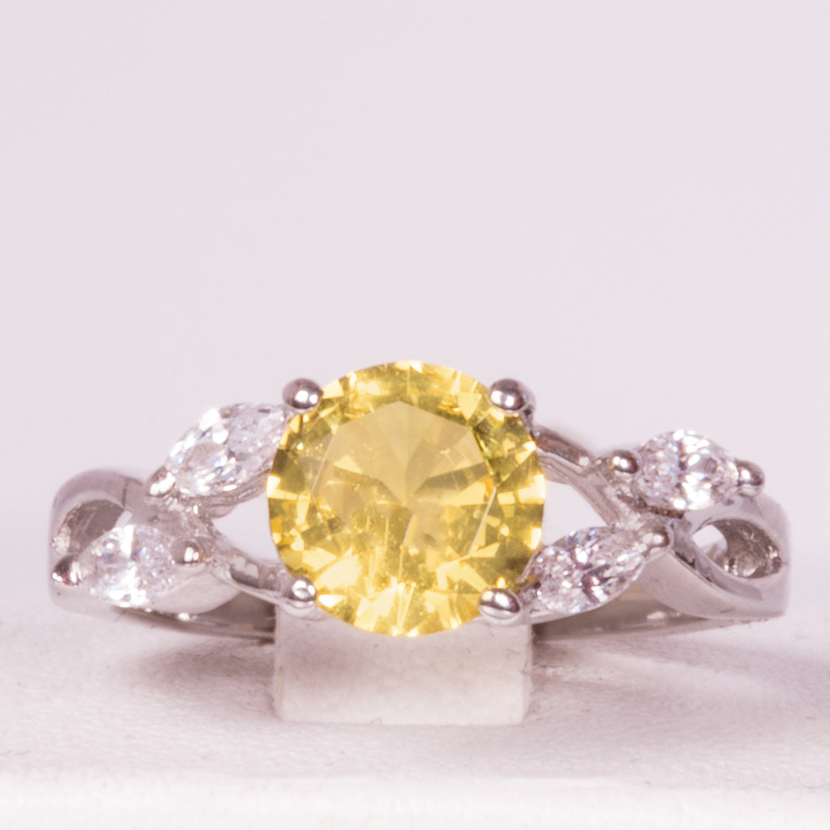 Ring aus weißgoldplattierterr Legierung mit gelbem Emporia®-Kristall 1 