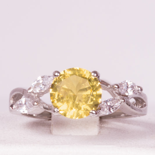 Ring aus weißgoldplattierterr Legierung mit gelbem Emporia®-Kristall
