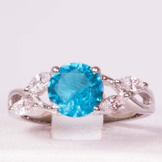 Ring aus weißgoldplattierterr Legierung mit blauem Emporia®-Kristall