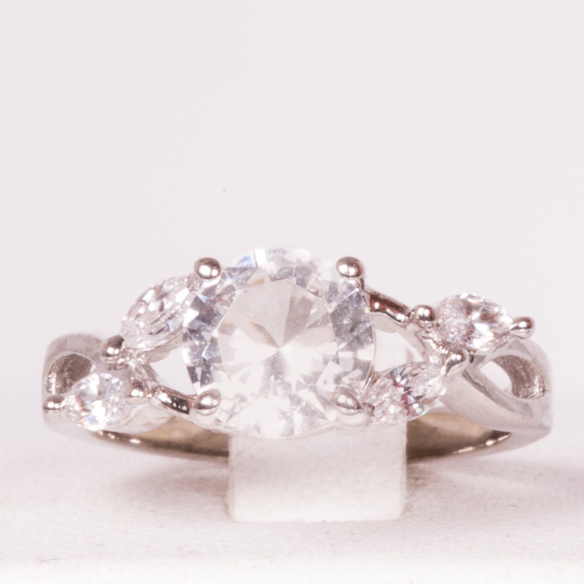 Ring aus weißgoldplattierterr Legierung mit weißem Emporia® Kristall 1 