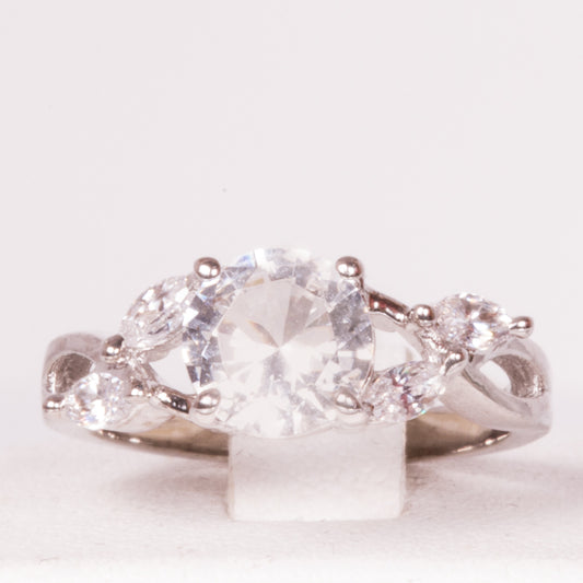 Ring aus weißgoldplattierterr Legierung mit weißem Emporia® Kristall