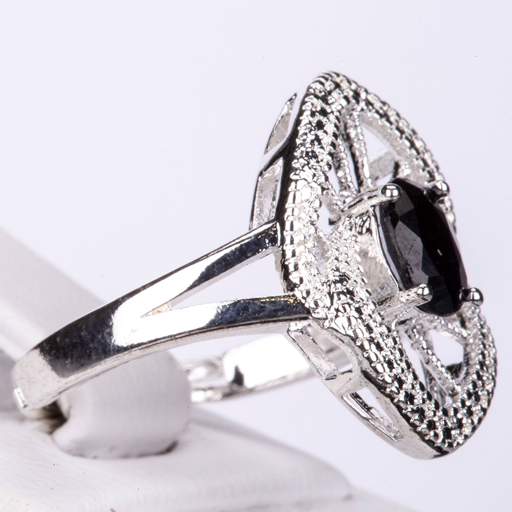 Ring aus goldplattierterr Legierung mit Saphir