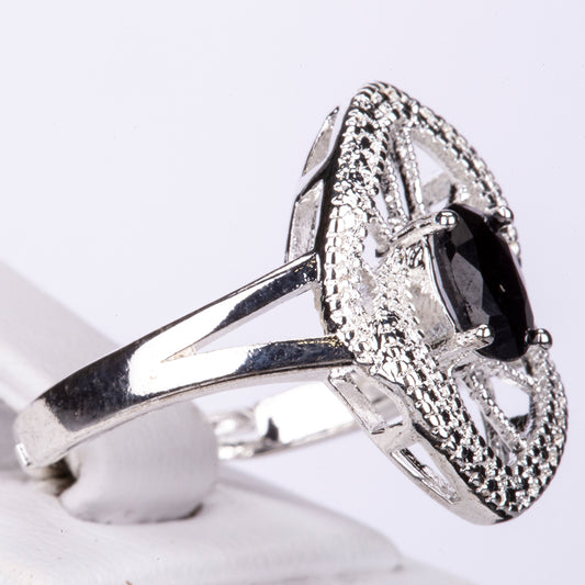 Ring aus goldplattierterr Legierung mit Saphir