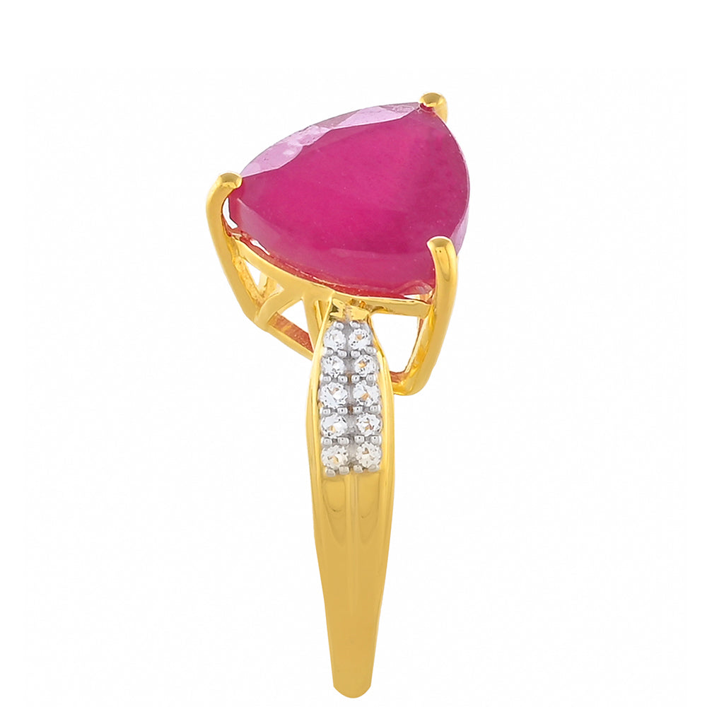 Goldplattierter Silberring mit Fissuren durchnetztem Rubin und weißem Topas