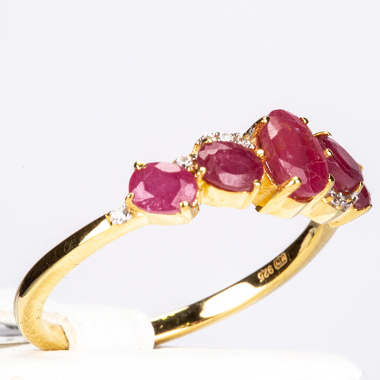 Goldplattierter Silberring mit Thai Rubin und weißem Zirkon