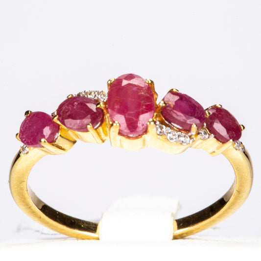 Goldplattierter Silberring mit Thai Rubin und weißem Zirkon