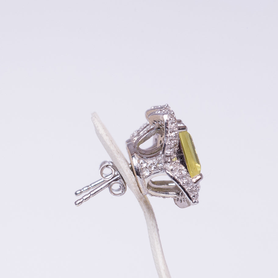 Silberohrringe mit künstlich hergestelltem Diaspor und weißem Topas