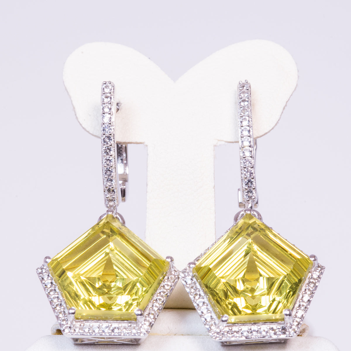 Silberohrringe mit künstlich hergestelltem Diaspor und weißem Topas 1 