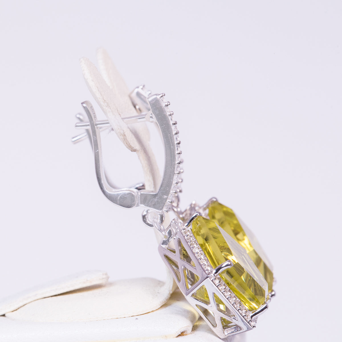 Silberohrringe mit künstlich hergestelltem Diaspor und weißem Topas