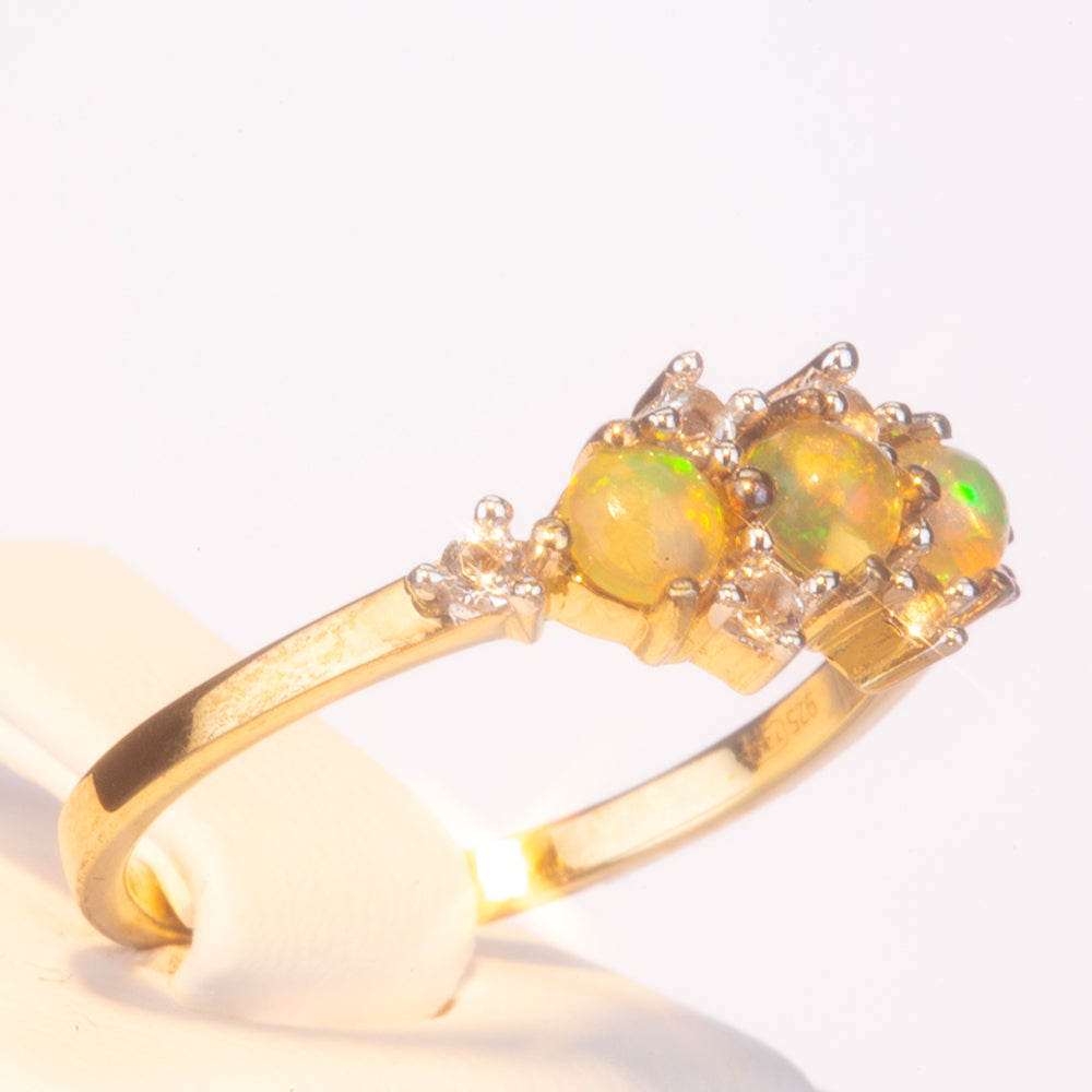 Goldplattierter Silberring mit äthiopischem Opal aus Lega Dembi und weißem Topas 2 
