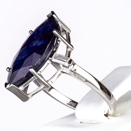 Silberring mit blauem Rosebery Saphir und weißem Zirkon