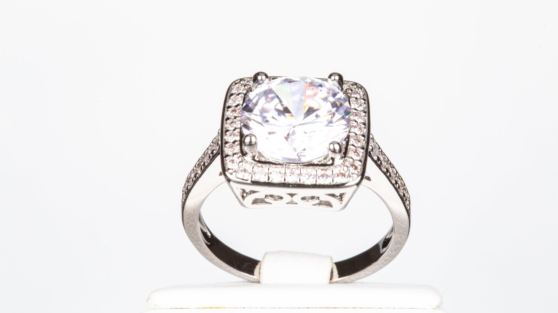 Ring aus weißgoldplattierterr Legierung mit weißem Emporia® Kristall 1 