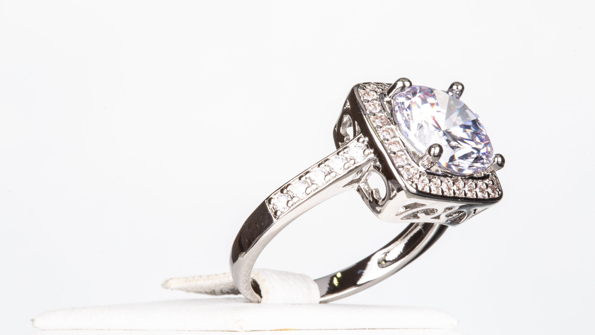 Ring aus weißgoldplattierterr Legierung mit weißem Emporia® Kristall 2 