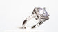 Ring aus weißgoldplattierterr Legierung mit weißem Emporia® Kristall